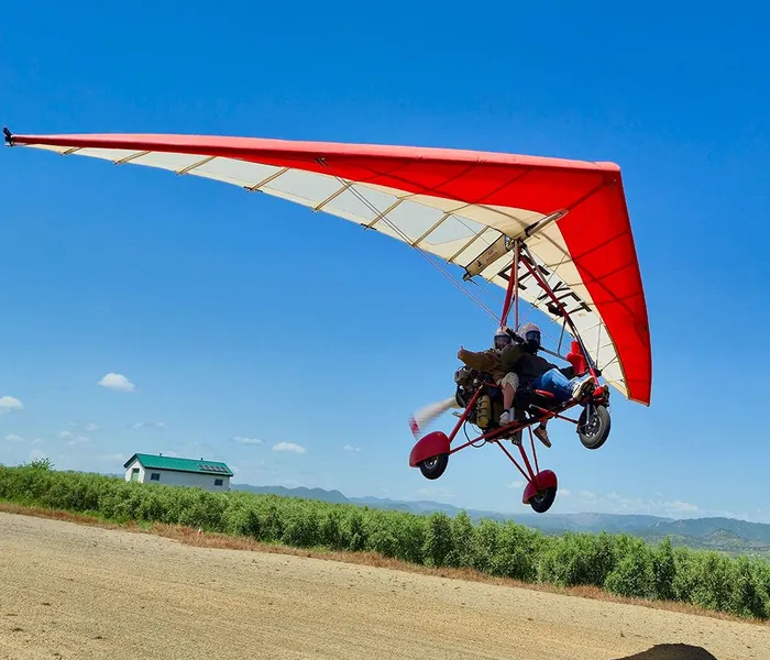 Ala delta motorizada despegando del aeródromo