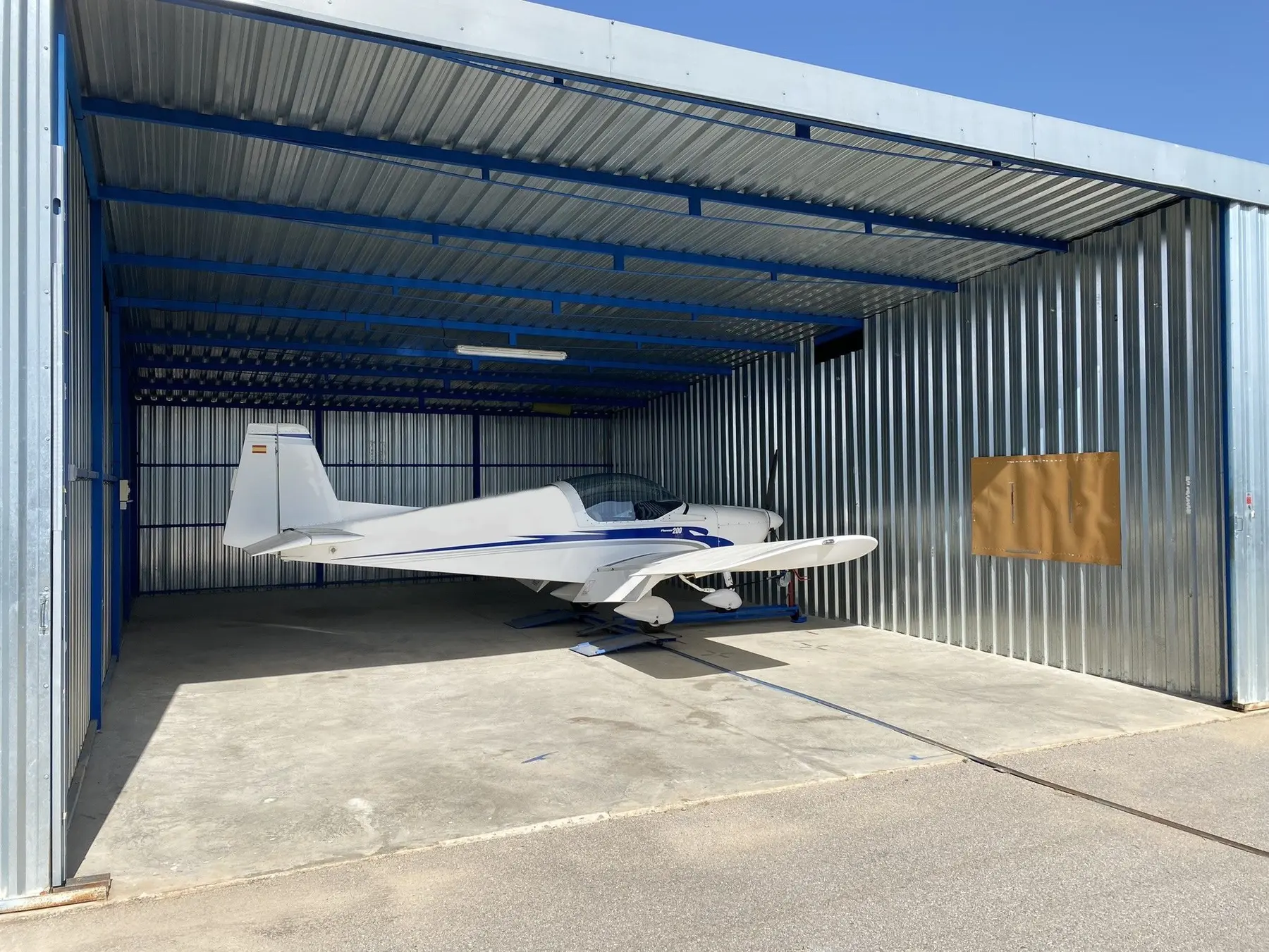 Exterior de los hangares individuales del Aeródromo Villafranca