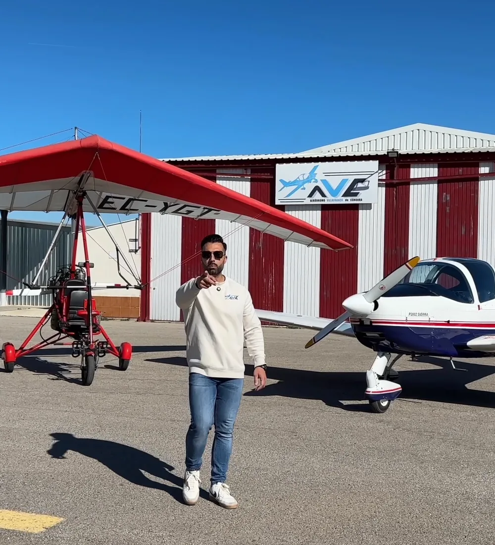 Presentación del aeródromo junto al ala delta y la avioneta, frente a los hangares