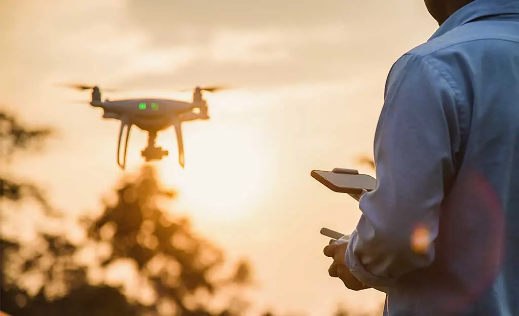 Operador de dron preparando una operación coordinada