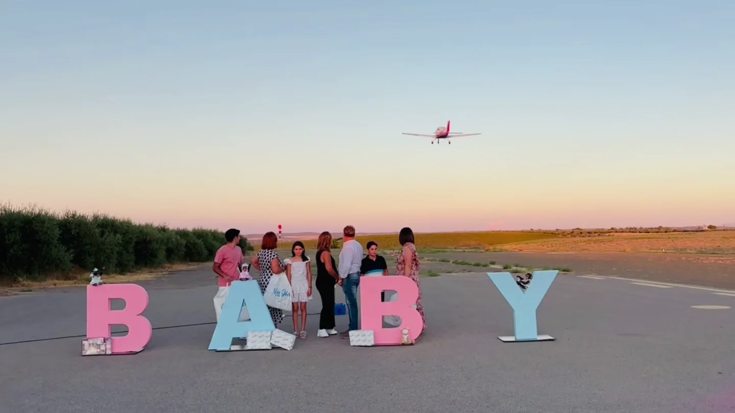 Familia reunida para una revelación de sexo mientras se aproxima la avioneta Tecnam