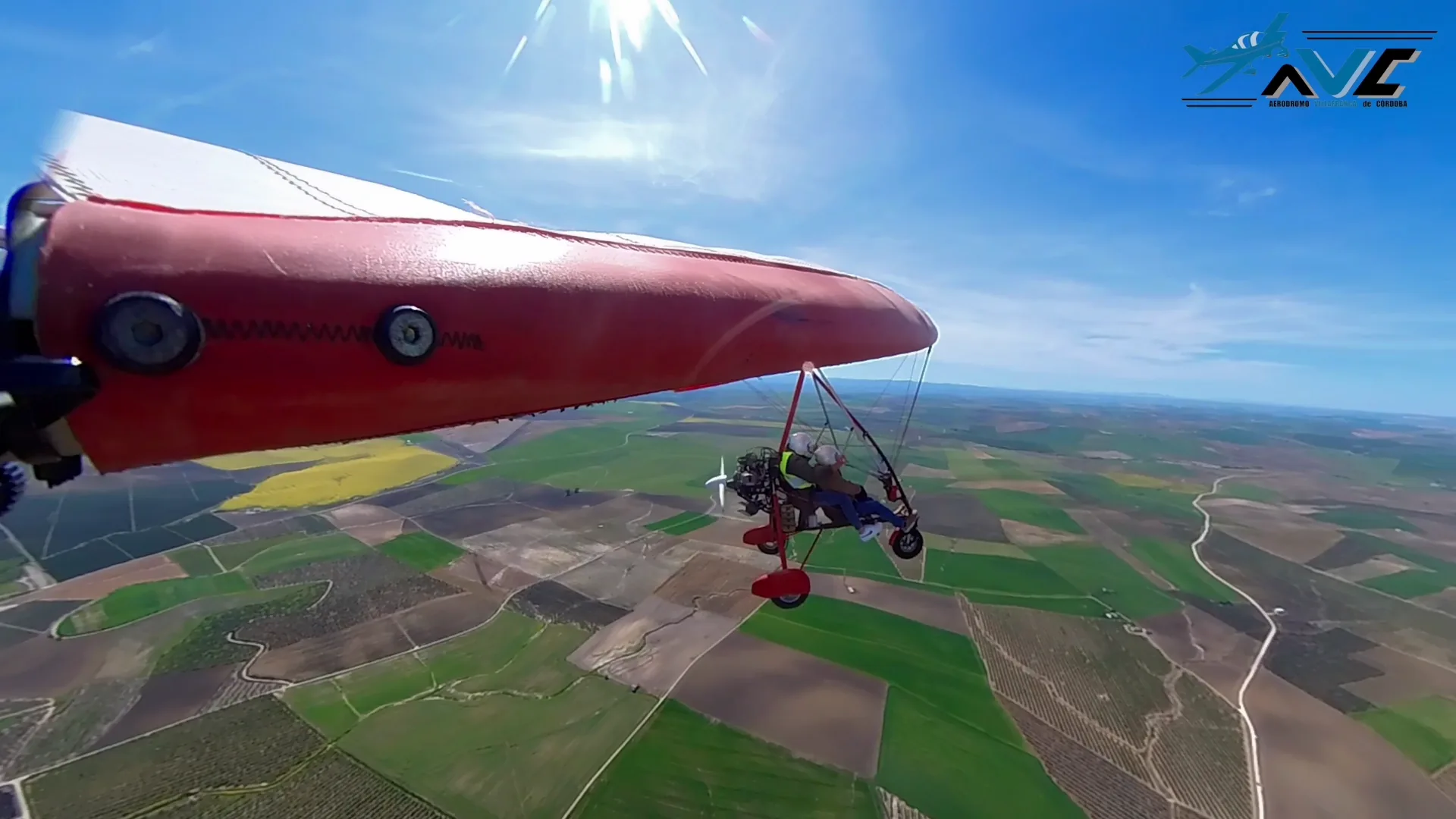 Ala delta motorizada en vuelo sobre los paisajes de Córdoba