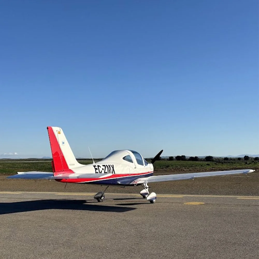 Avioneta en la pista del Aeródromo Villafranca
